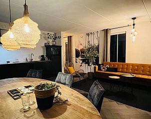 Sfeervolle eetkamer in Vakantiehuis in Hellendoorn met warme verlichting in Salland, Overijssel.