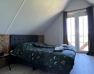 Knusse slaapkamer op zolder in Vakantiehuis in Hellendoorn met uitzicht op Salland, Overijssel.