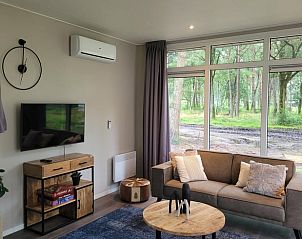 Gezellige woonkamer in Vakantiehuisje in Haarle, Hellendoorn, Overijssel met uitzicht op de bosrijke natuur van Salland.