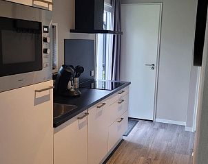 Moderne keuken in Vakantiehuisje in Haarle, gelegen in het pittoreske Salland, Overijssel, perfect voor een comfortabel verblijf.