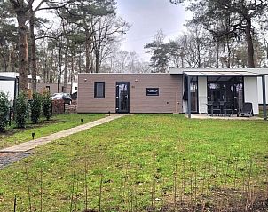 Vakantiehuisje in Haarle, gelegen in de bossen van Hellendoorn, Overijssel, met een ruim terras en groene omgeving voor een ontspannen verblijf.