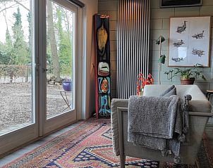 Kunstzinnige eetkamer in Vakantiehuisje in Wesepe, perfect voor creatieve geesten in Salland, Overijssel.