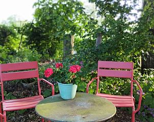 Intieme zithoek in de tuin van Vakantiehuisje in Wesepe, ontspannen in Salland, Overijssel.