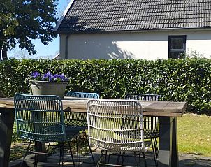 Buitenterras met zitgelegenheid bij Vakantiehuisje in Wesepe, ideaal voor buiteneten in Salland, Overijssel.