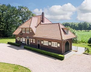 Vooraanzicht van Huisje in Wesepe, vakantiehuis in Wesepe, Salland, Overijssel met rode dakpannen.