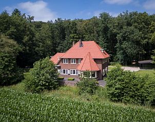 Huisje in Wesepe, vakantiehuis in Wesepe, Salland, Overijssel, verscholen tussen groene bomen.