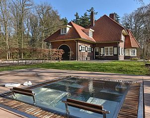 Buitenterras met jacuzzi bij Huisje in Wesepe, vakantiehuis in Wesepe, Salland, Overijssel.