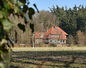 Huisje in Wesepe, vakantiehuis in Wesepe, Salland, Overijssel gezien door het groen van de natuur.