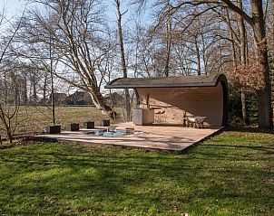 Terras met jacuzzi en overkapping bij Huisje in Wesepe, vakantiehuis in Wesepe, Salland, Overijssel.