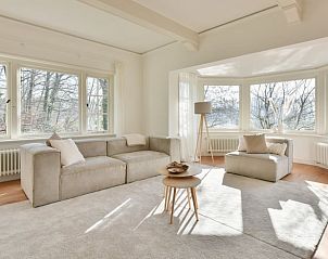 Lichte woonkamer van Huisje in Wesepe, vakantiehuis in Wesepe, Salland, Overijssel met grote ramen.