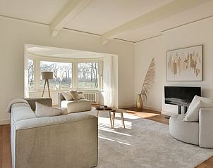 Stijlvolle woonkamer in Huisje in Wesepe, vakantiehuis in Wesepe, Salland, Overijssel met uitzicht op natuur.