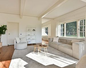 Gezellige zithoek in Huisje in Wesepe, vakantiehuis in Wesepe, Salland, Overijssel met veel natuurlijk licht.