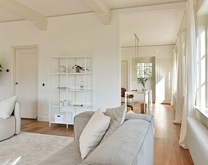 Lichte ruimte in Huisje in Wesepe, vakantiehuis in Wesepe, Salland, Overijssel met comfortabele zitplek.