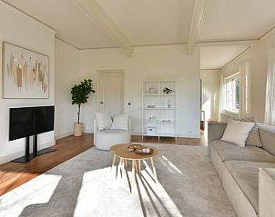 Moderne woonkamer in Huisje in Wesepe, vakantiehuis in Wesepe, Salland, Overijssel met strakke inrichting.