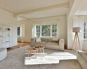 Ruime woonkamer van Huisje in Wesepe, vakantiehuis in Wesepe, Salland, Overijssel met houten vloer.