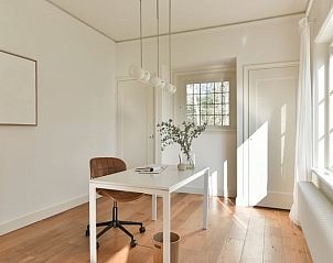 Stijlvolle werkruimte in Huisje in Wesepe, vakantiehuis in Wesepe, Salland, Overijssel met veel daglicht.