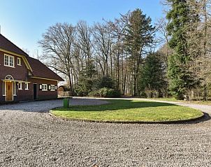 Oprit naar Huisje in Wesepe, vakantiehuis in Wesepe, Salland, Overijssel met omringend groen.