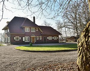 Huisje in Wesepe, vakantiehuis in Wesepe, Salland, Overijssel met ronde oprit en groene omgeving.