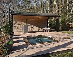 Overdekt terras met jacuzzi bij Huisje in Wesepe, vakantiehuis in Wesepe, Salland, Overijssel.