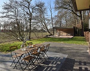 Buiten dineren op terras bij Huisje in Wesepe, vakantiehuis in Wesepe, Salland, Overijssel.