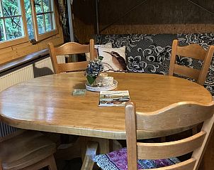 Gemtlicher Essbereich im Ferienhaus in Wesepe, Salland. Genieen Sie das rustikale Interieur und das natrliche Licht in diesem Ferienhaus in Overijssel.