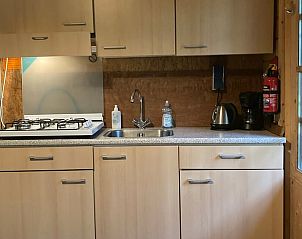 Kche des Ferienhauses in Wesepe, gelegen in Salland, Overijssel. Gemtlicher Innenbereich mit moderner Ausstattung fr einen komfortablen Aufenthalt.