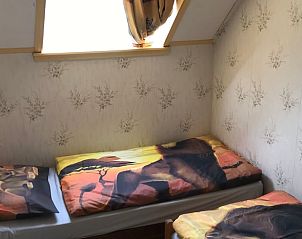 Schlafzimmer mit zwei Einzelbetten im Ferienhaus in Lettele, Salland.
