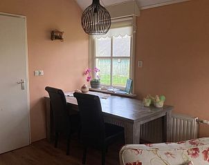 Essecke im Ferienhaus in Lettele, heller Raum mit lndlichem Charme.