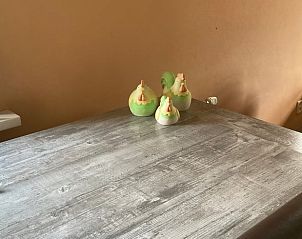 Detail des Esstisches im Ferienhaus in Lettele, attraktive Einrichtung in Overijssel.