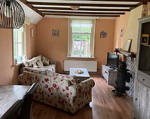 Gerumiges Wohnzimmer im Ferienhaus in Lettele, ideal fr Entspannung in Salland.