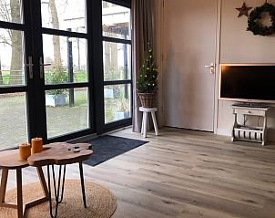 Helles Wohnzimmer mit Aussicht in Cottage in Lettele, Ferienhaus in Lettele, Overijssel.