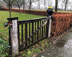 Holztor zum Garten von Huisje in Lettele, Ferienhaus in Salland, Overijssel.