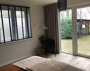 Schlafzimmer mit Blick auf die Terrasse in Cottage in Lettele, Ferienhaus in Lettele, Overijssel.