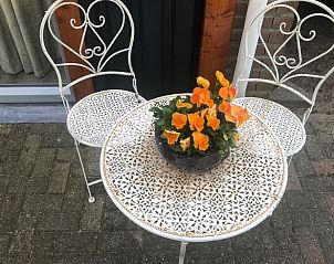 Charmante Bistrogarnitur auf der Terrasse von Huisje in Lettele, Ferienhaus in Lettele, Overijssel.