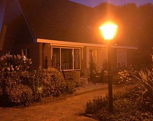Stimmungsvoll beleuchteter Abend im Huisje in Lettele, Ferienunterkunft in Overijssel.