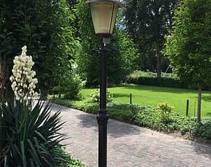 Beleuchteter Gartenweg bei Huisje in Lettele, Ferienhaus in Lettele, Overijssel.