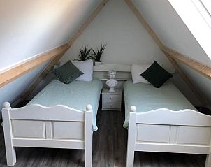 Gemtliches Mansardenzimmer mit zwei Betten in Cottage in Lettele, Ferienhaus in Salland.