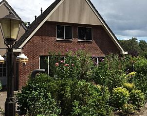 Auenansicht des Ferienhauses in Lettele, umgeben von einem blhenden Garten, Ferienhaus in Salland.