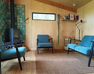 Gemtliches Wohnzimmer im Ferienhaus in Lettele, Salland, Overijssel mit bequemen Sitzgelegenheiten.