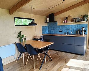 Moderne Kche im Ferienhaus in Lettele, Salland, Overijssel mit Holz und blauen Akzenten.