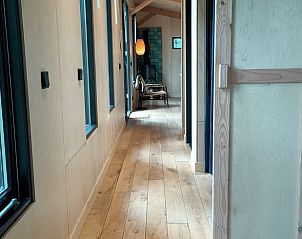 Lichtdurchfluteter Flur im Ferienhaus in Lettele, Salland, Overijssel mit Holzbden.