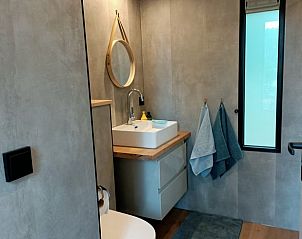 Stilvolles Badezimmer in einem Ferienhaus in Lettele, Salland, Overijssel mit modernen Annehmlichkeiten.