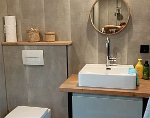 Waschbecken und Spiegel im Badezimmer des Ferienhauses in Lettele, Salland, Overijssel.