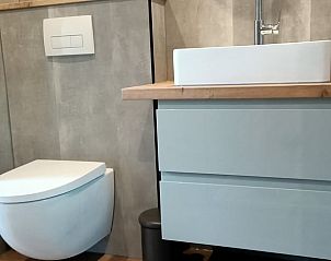 Moderner Toilettenraum in einem Ferienhaus in Lettele, Salland, Overijssel mit schlichter Ausstattung.