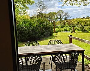 Terrasse des Ferienhauses in Lettele, Salland, Overijssel mit Blick auf den grnen Garten.