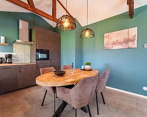 Moderne keuken en eetruimte in vakantiehuis Reggezicht, Marle, Salland, Overijssel met sfeervolle verlichting.