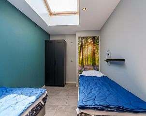 Lichte slaapkamer met dakraam in vakantiehuis Reggezicht, Marle, Salland, Overijssel, met uitzicht op natuur.