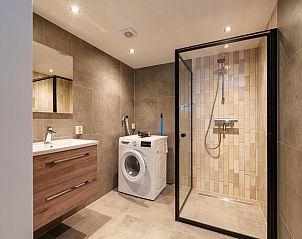 Stijlvolle badkamer met inloopdouche in vakantiehuis Reggezicht, Marle, Salland, Overijssel, inclusief wasmachine.