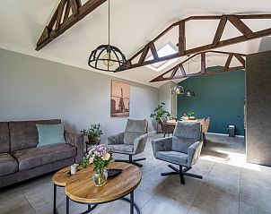 Moderne woonkamer in Regge en Weidezicht vakantiehuis Marle, Salland, Overijssel met houten balken en veel licht.