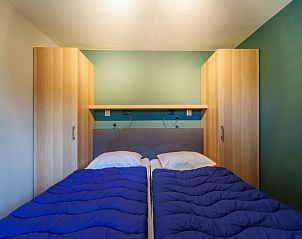 Slaapkamer met houten kast in vakantiehuis Regge en Weidezicht Marle, Salland, Overijssel.